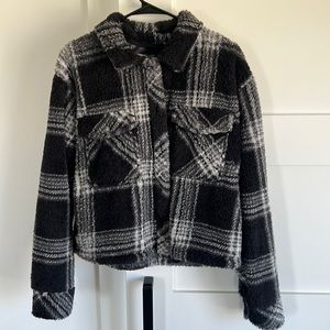Women’s thread and supply shacket size M